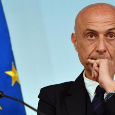 Caro Minniti, se abbiamo un problema di tenuta democratica per questi numeri di migranti, allora abbiamo un problema ben più grosso...