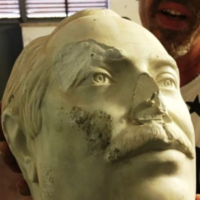 Palermo, oltraggio alla memoria di Giovanni Falcone: distrutta una statua e bruciata un'immagine del giudice