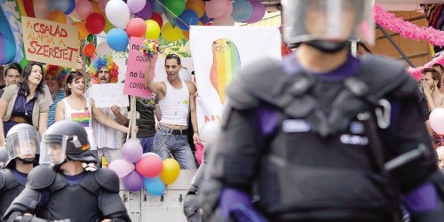 Ungheria, minaccia di morte e taglia sulla vita di Andrea, attivista gay