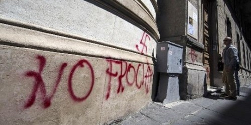 Vandalismo alla Chiesa Valdese: omofobia e neofascismo non conoscono vergogna